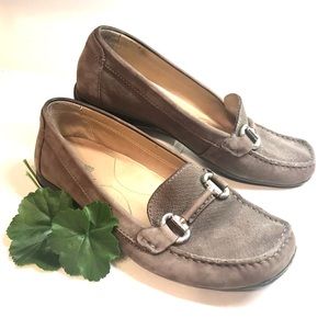 GEOX Respira Loafers - Taupe suede Italian patent. Size 9.5